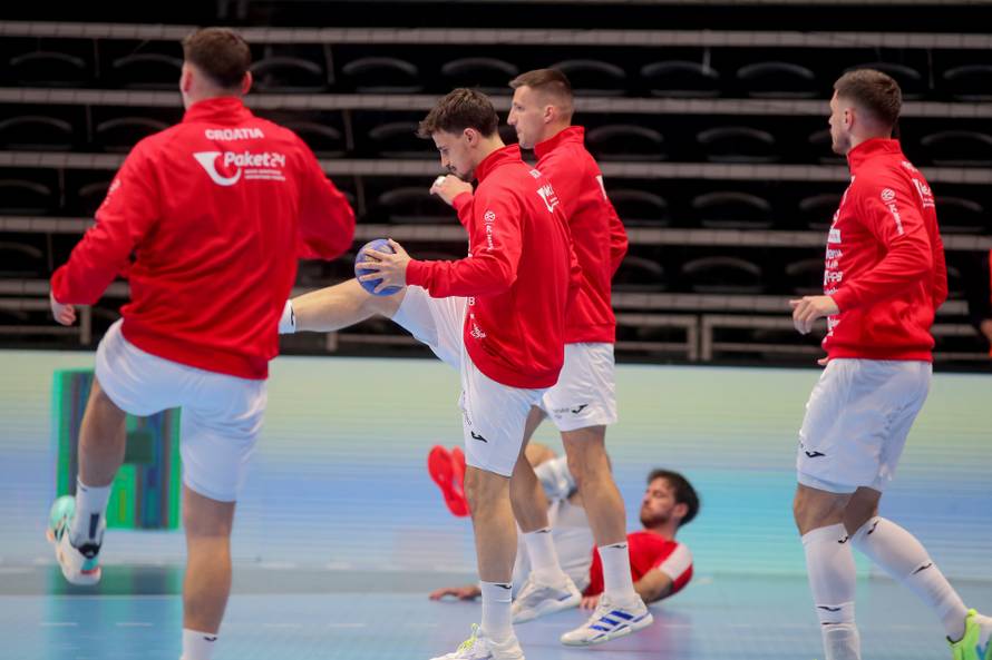 Zadar: Zagrijavanje rukometaša prije početka prijateljske utakmice između Hrvatske i Švicarske