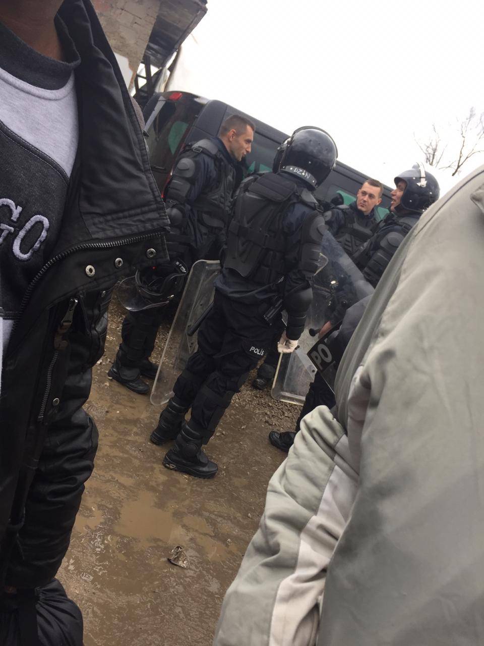 Počeo je izmještaj migranata iz Vučjaka, policija okružila kamp