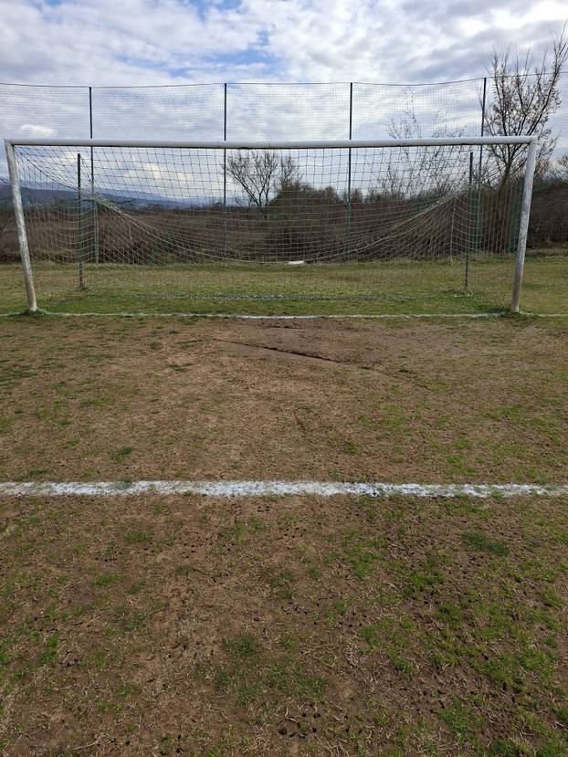 FOTO Sramota u Hrvacama. Ovo je nogometni teren?! Javio se savez, pogledajte što su našli