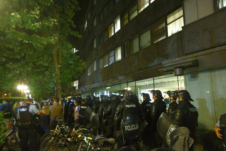 Antivakseri upali u zgradu RTV Slovenije, prijetili novinarima