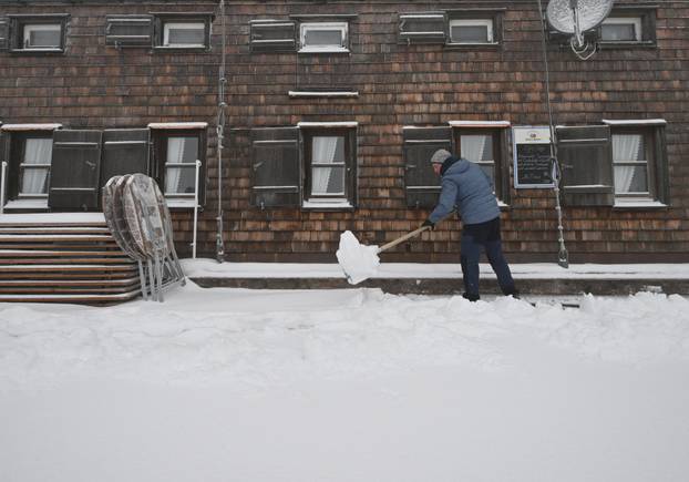 Snow and cold on Germany's highest summit