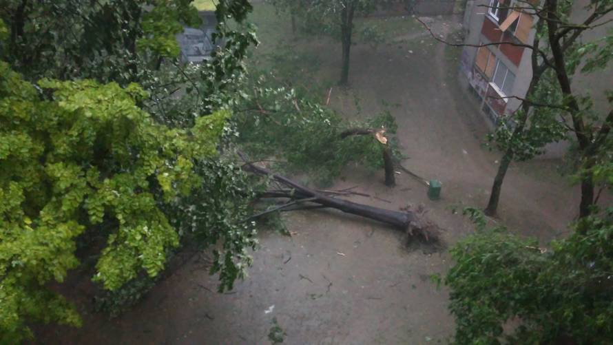 Nevrijeme rušilo stabla, nosilo krovove, kiša poplavila ulice