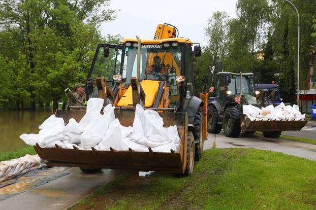 Karlovac: Uz rijeku Koranu vojska postavlja zečje nasipe