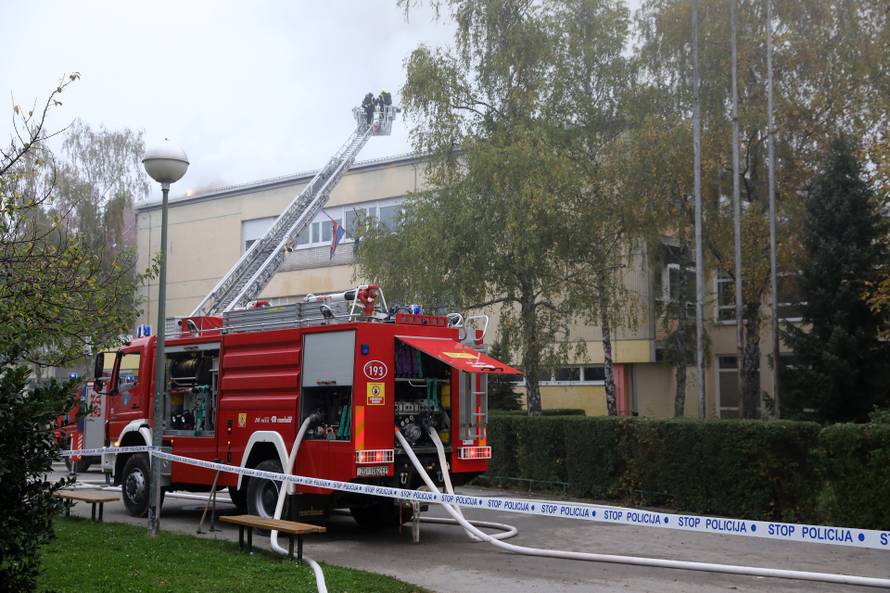 VIDEO Osnovna škola u Zagrebu gorjela više od dva sata, jedan vatrogasac je lakše ozlijeđen