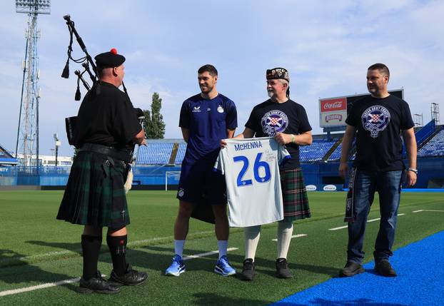 Zagreb: Udruga Tartan Army Croatia uručila je Scottu McKenni plaketu za doživotno članstvo u udruzi