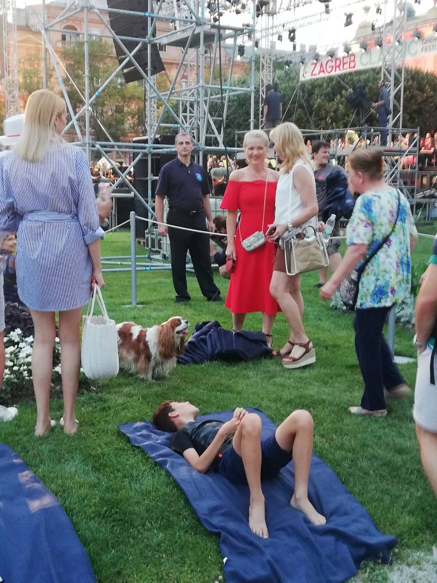 Kolar i Trbović dijelile publici deke na koncertu Zbora HRT-a