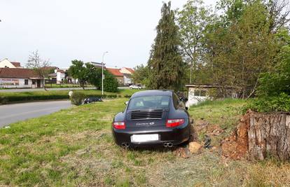 Porsche sletio s ceste i skoro se popeo na željezničku prugu