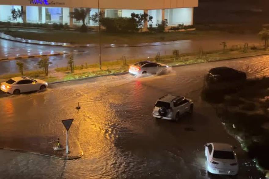 Poplavljene ulice u Bahrainu nakon velike kiše