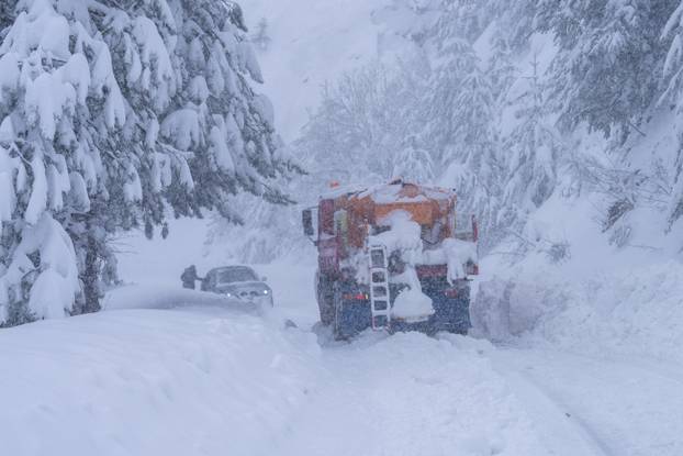 U Vrhovinama i Babinom Potoku palo je oko 50 do 80 cm snijega 