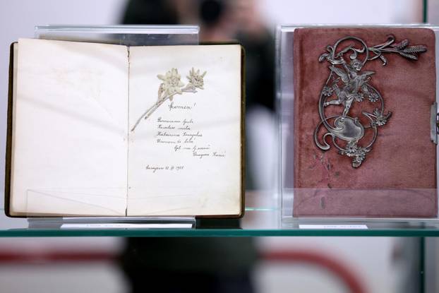 24SATA Rijeka: Izložba Muzeja spomenara pod nazivom "Tko se voli taj si piše"