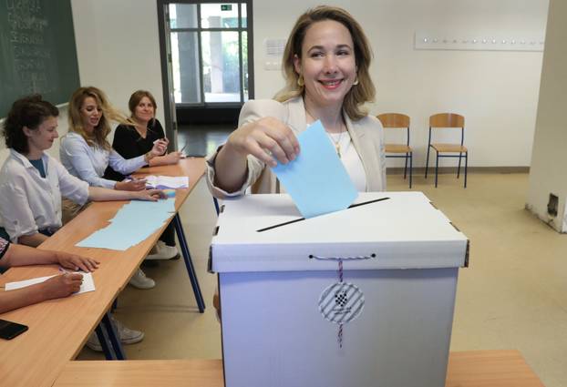 Zagreb: Kandidatkinja za gradonačelnicu Marija Selak Raspudić glasovala u drugom krugu lokalnih izbora