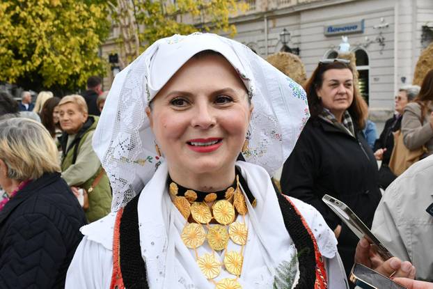 FOTO Slavonski Brod oborio rekord: Na Pogačafestu ispekli pogaču dugačku 20 metara!