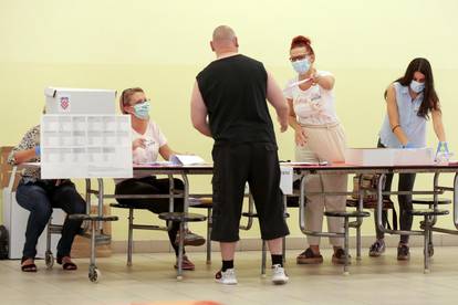 Osijek: Građani izašli na birališta koja su otvorena od 7 sati