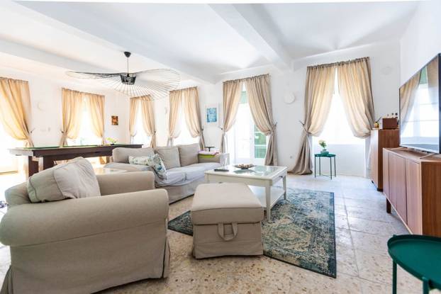 FOTO Ovaj predivan kameni dvorac s bazenom se prodaje za manje od 2 milijuna eura!