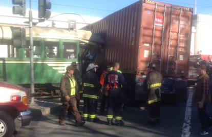 Reporterka iz San Francisca: Tramvajem udario u kamion 