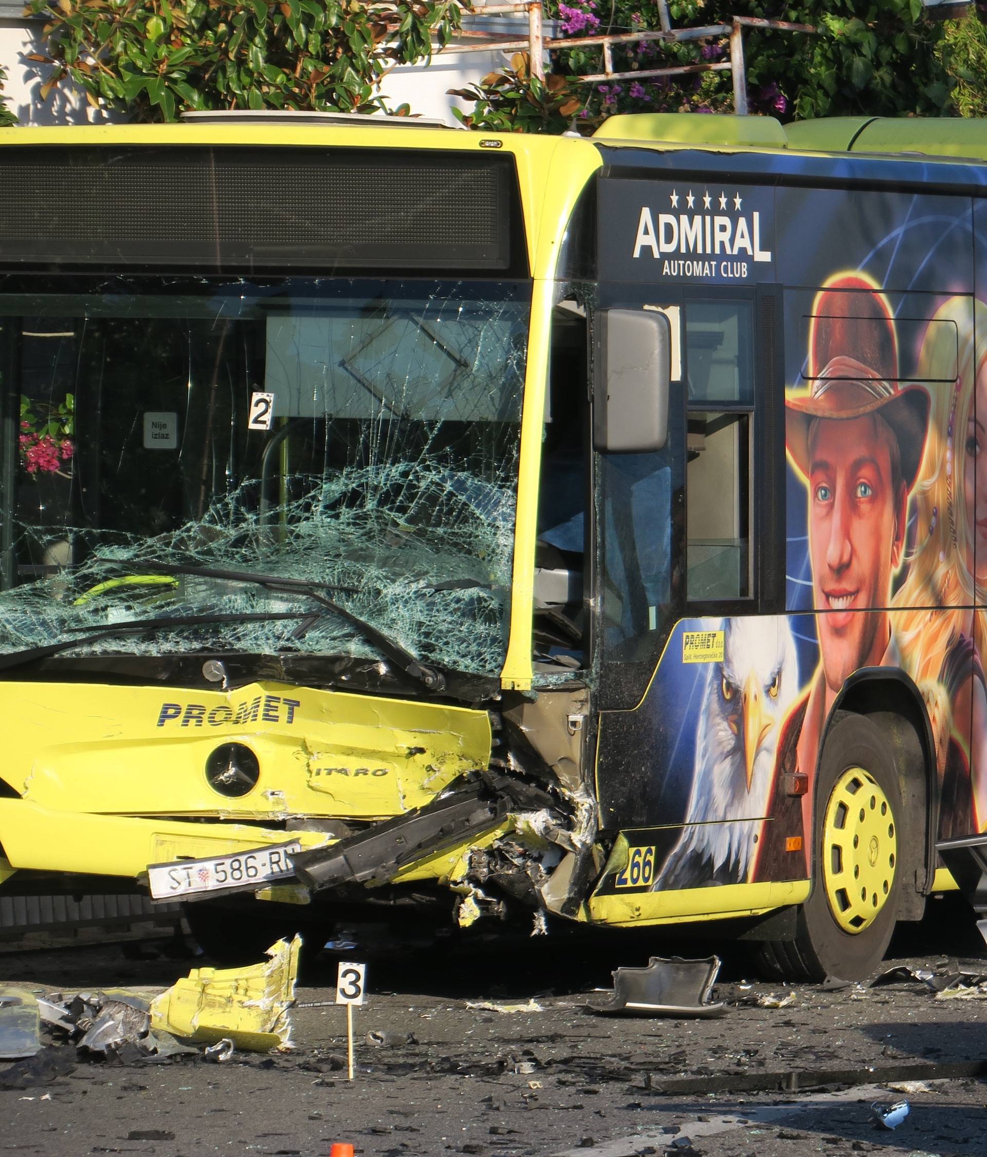 'Bilo je stravično': Autom se zabio u bus, poginulo troje ljudi