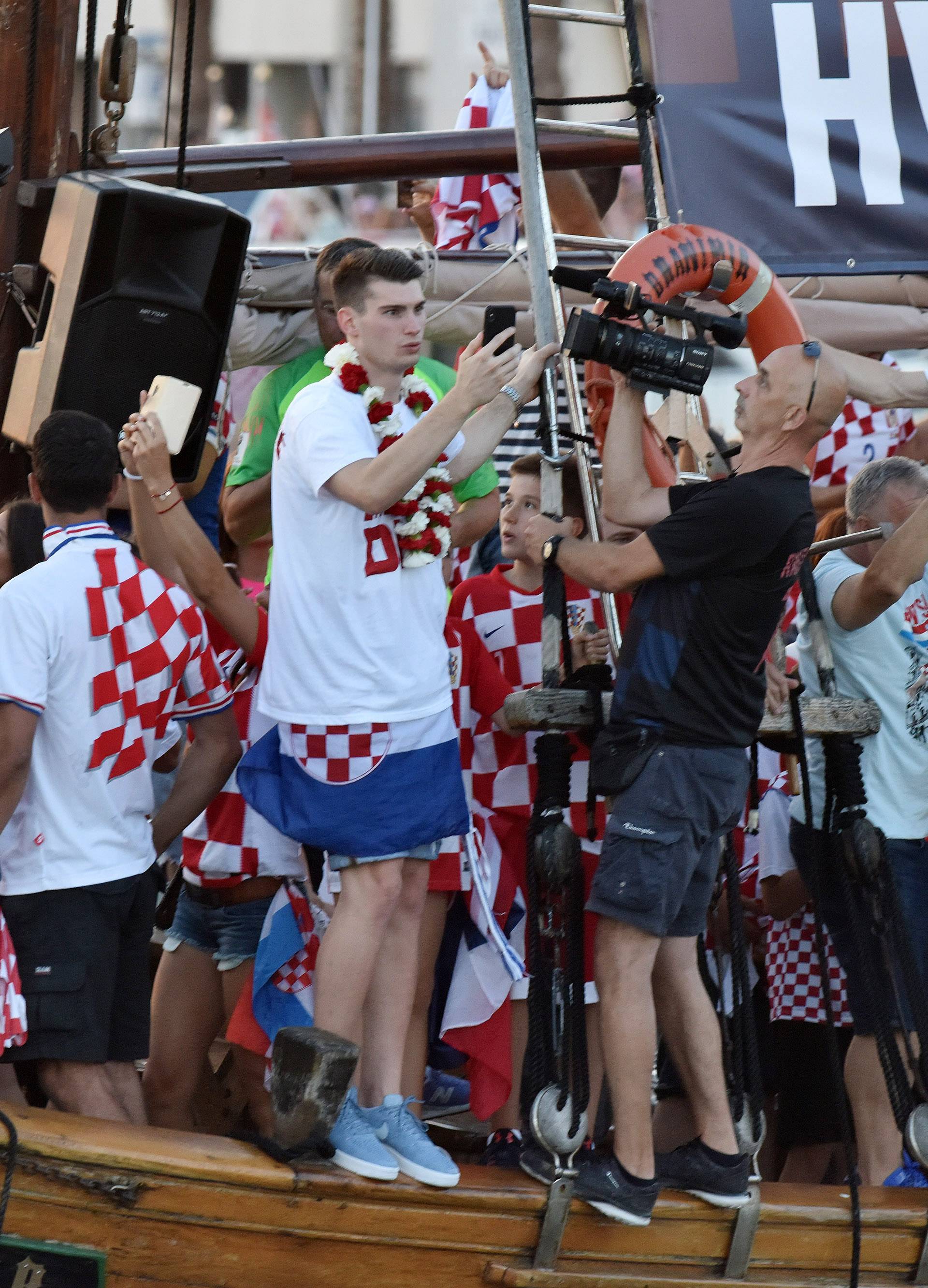 Kakva ludnica: Modrić, Vrsaljko i ekipa pjevali sa Zadranima...