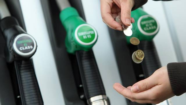 Lakše se toči: Cijene goriva od sljedećeg tjedna trebale bi biti snižene za 50 lipa po litri...