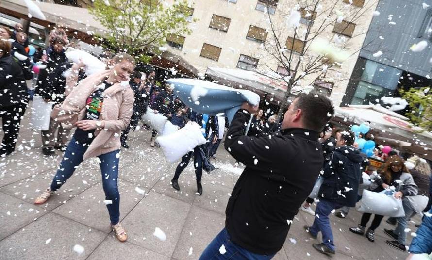 Dvjesto se ljudi potuklo usred Cvjetnog trga i to - jastucima