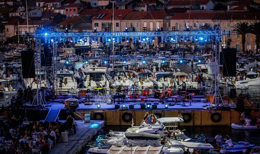 Tisuće ljudi uživalo u koncertu 'Trag u beskraju' u čast Olivera