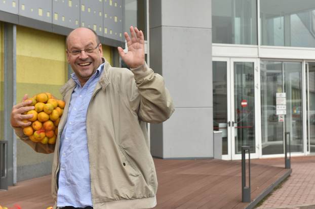 Zagreb: Prodavačica mandarina Kristina Penava ponovno prodaje mandarine na štandu 