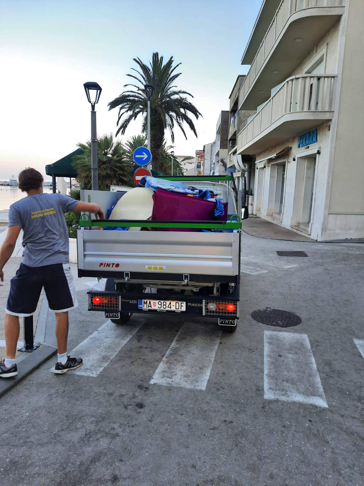 FOTO Stop rezervaciji na plaži: Općina Gradac u jutarnjoj akciji pokupila sve ručnike i rekvizite