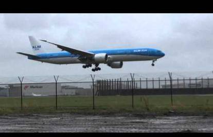 Grdosiju Boeing 777 vjetar je zaljuljao u zraku poput igračke 