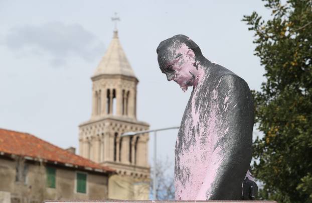 Split: Devastiran spomenik dr. Franje Tuđmana