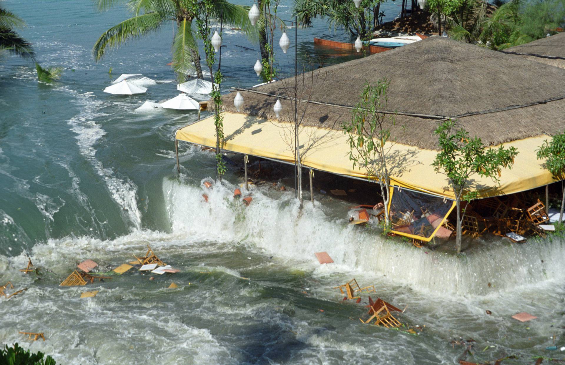 Tsunami strikes Thailand resort