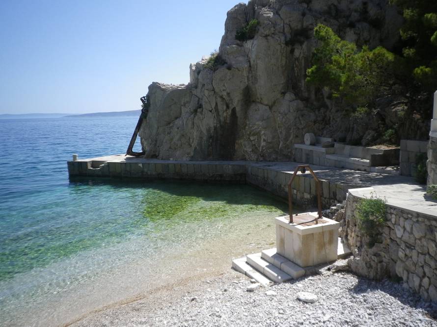 FOTO Gotovo rušenje bespravne gradnje u Vruji: Nestali jacuzzi i lukobran, ovako to sada izgleda