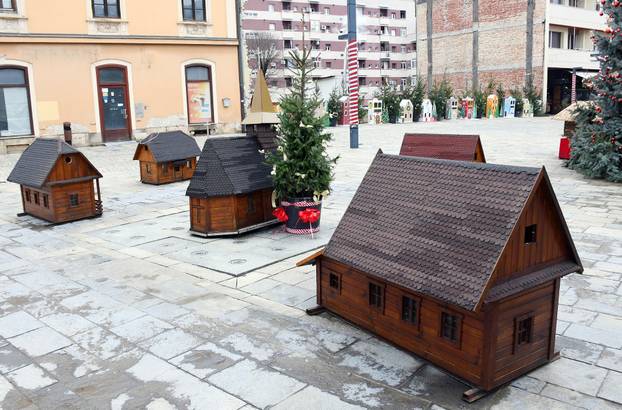 Sisak: Maketa posavskog sela ukrašava prostor kod božićnog drveta