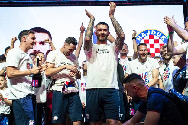 Tisuće navijača na rivi dočekalo  igrače Hajduka s trofejem Kupa