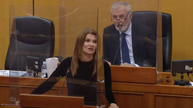 Ovo je Ante Sanader koji koluta očima dok Sabina Glasovac drži govor o porezu na uloške