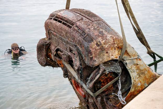 Zadar: Izvlačenje auta koji je 18 godina bio u moru