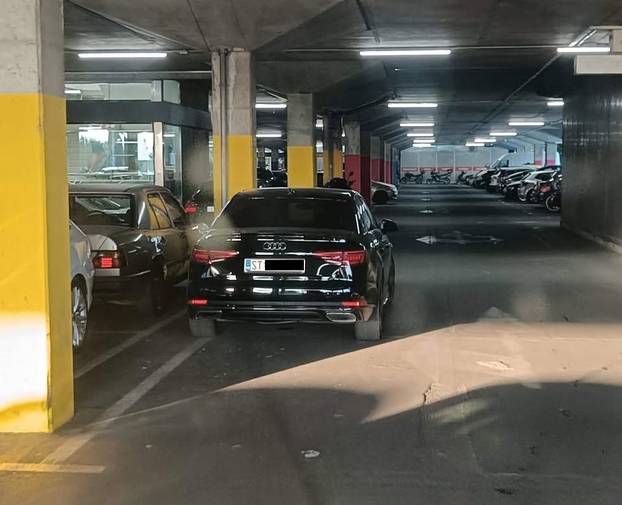 FOTO Tko to tamo pjeva, ups... parkira. Ovako to Hrvati rade, neki uzmu mjesto i invalidima...