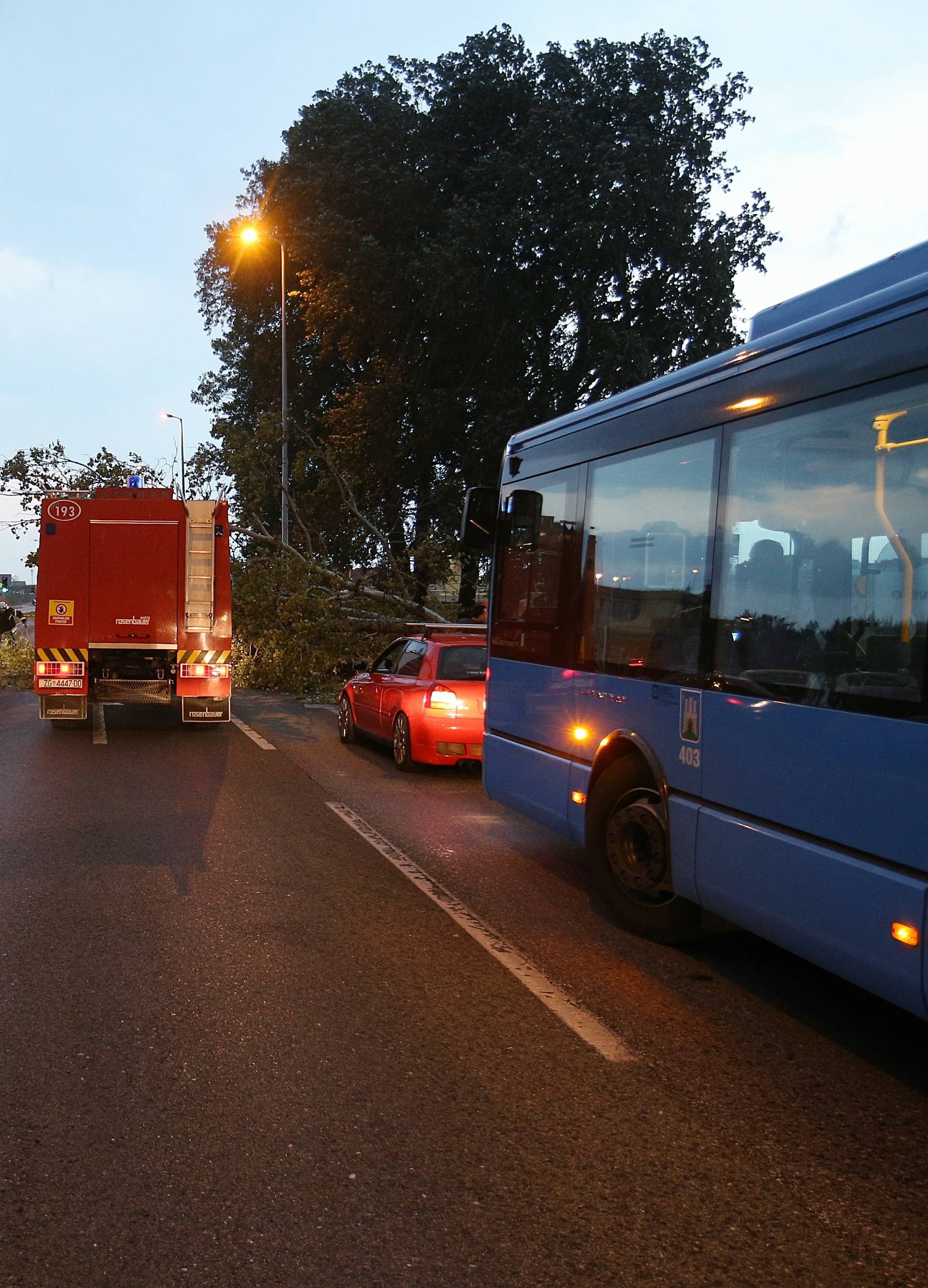 Jak vjetar čupao stabla, valovi u Selcu napola potopili brodicu