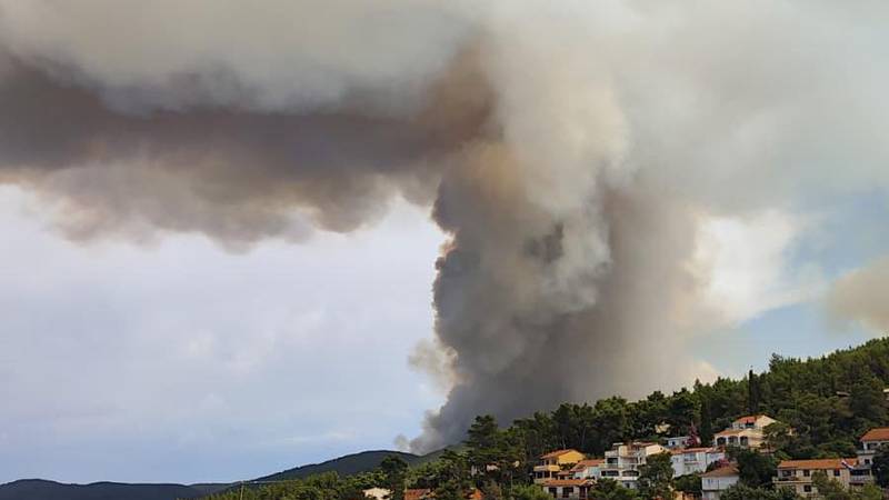 VIDEO Požar kod Primoštena, gasi ga 80 vatrogasaca i zračne snage. Gori i na otoku Korčuli