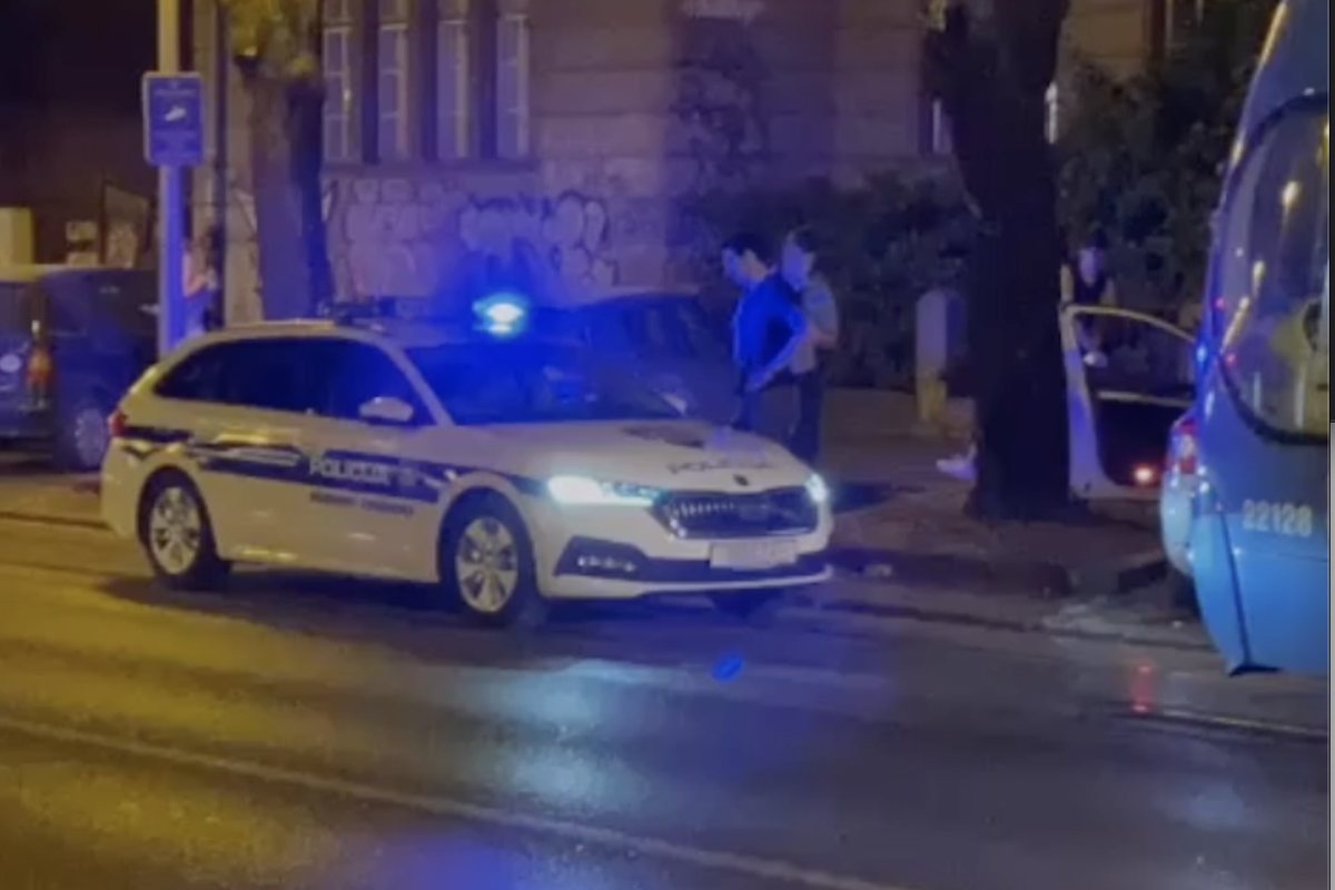 VIDEO Zagreb: Parkirao auto i blokirao put tramvajima: Stajao je tako dvadesetak minuta