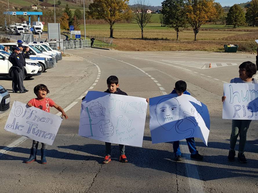 I BiH stavila ogradu: Migranti skupljaju drva i podižu šatore