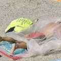 PVC kupač u Dalmaciji sunčao se prekriven najlonom: 'Ma što bi plaćao saunu kad može i džabe'