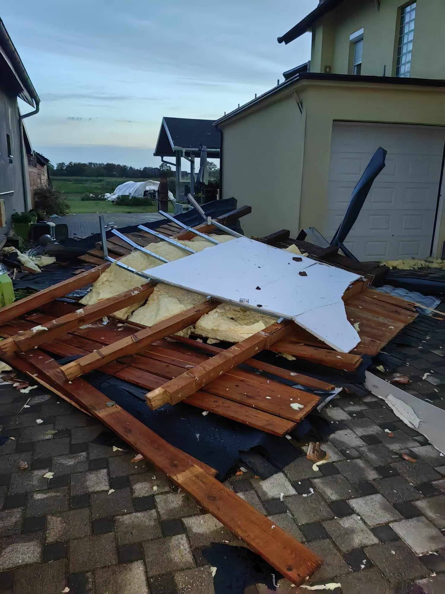 FOTO: Cerna je razorena u oluji, stradala nam je škola, a već četiri dana nemamo ni struje!