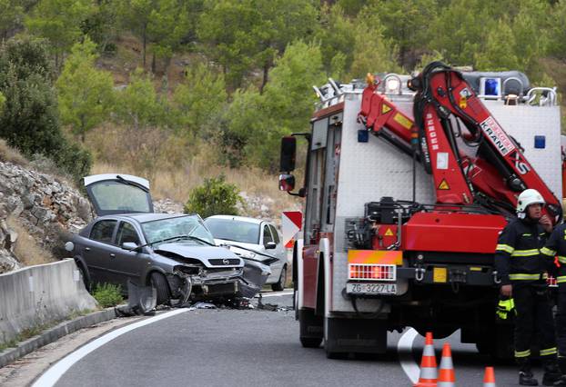 Zbog prometne nesreće prekinut je promet u mjestu Šparadići, sudarila su se tri automobila 