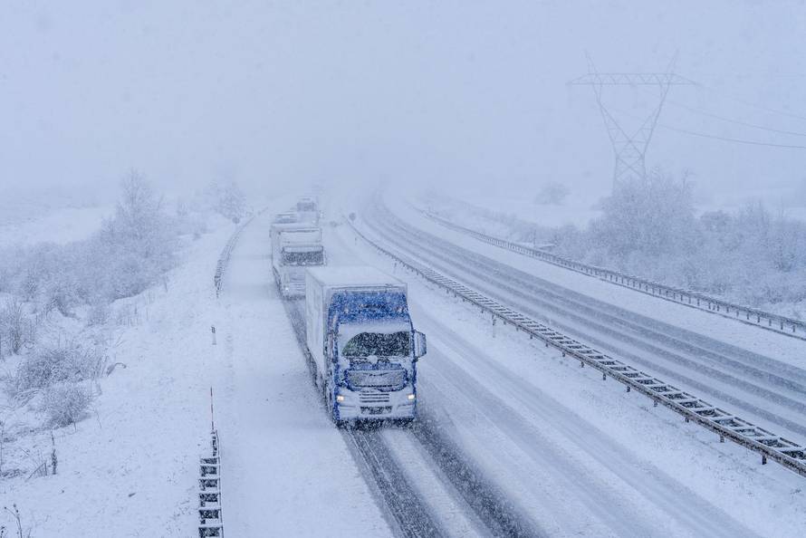 Zimski uvjeti na A1 između čvora Perušić i čvora Gospić