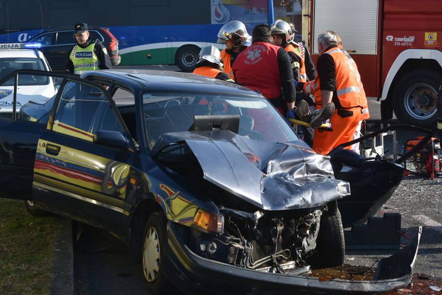 Vatrogasci ih izvlačili iz auta: Žena (83) preminula u bolnici