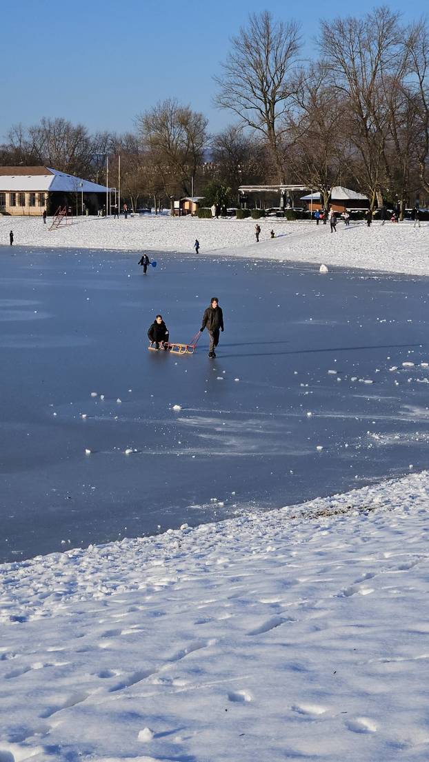 FOTO Kae s glavom: 'Hodali su zaleđenim Jarunom. Policija je bila i potjerala djecu i roditelje'