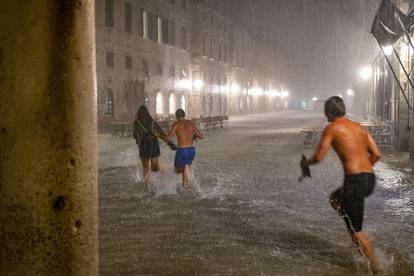 Stradun u Dubrovniku nakon obilne kiše postao kupalište
