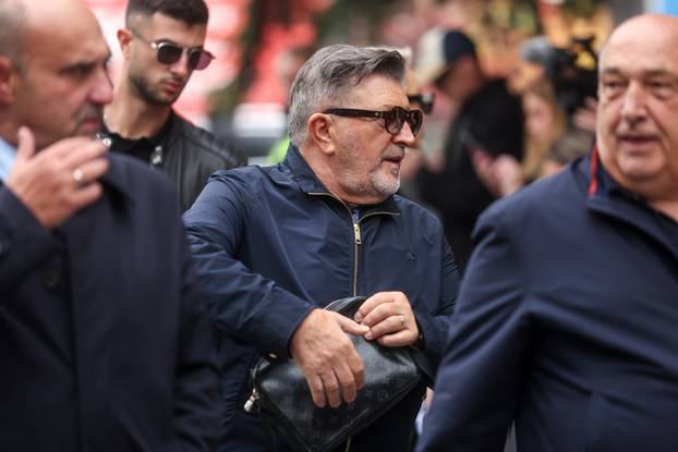 Sarajevo: Dolazak uzvanika na komemoraciju za Halida Bešlića u Narodno pozorište 