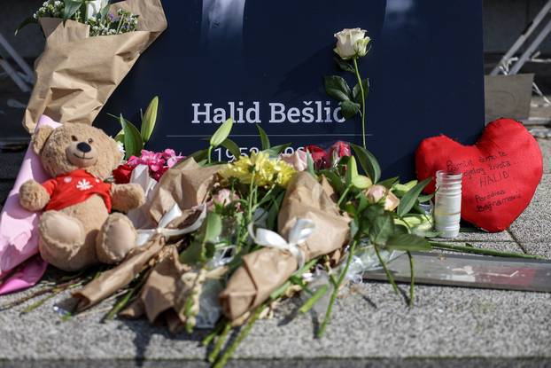 Sarajevo: Dan nakon okupljanja u čast Halida Bešlića građani još uvijek donose cvijeće