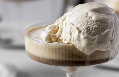 Napravite talijansku ledenu kavu: Kuglice sladoleda prelijte espressom i likerom od badema