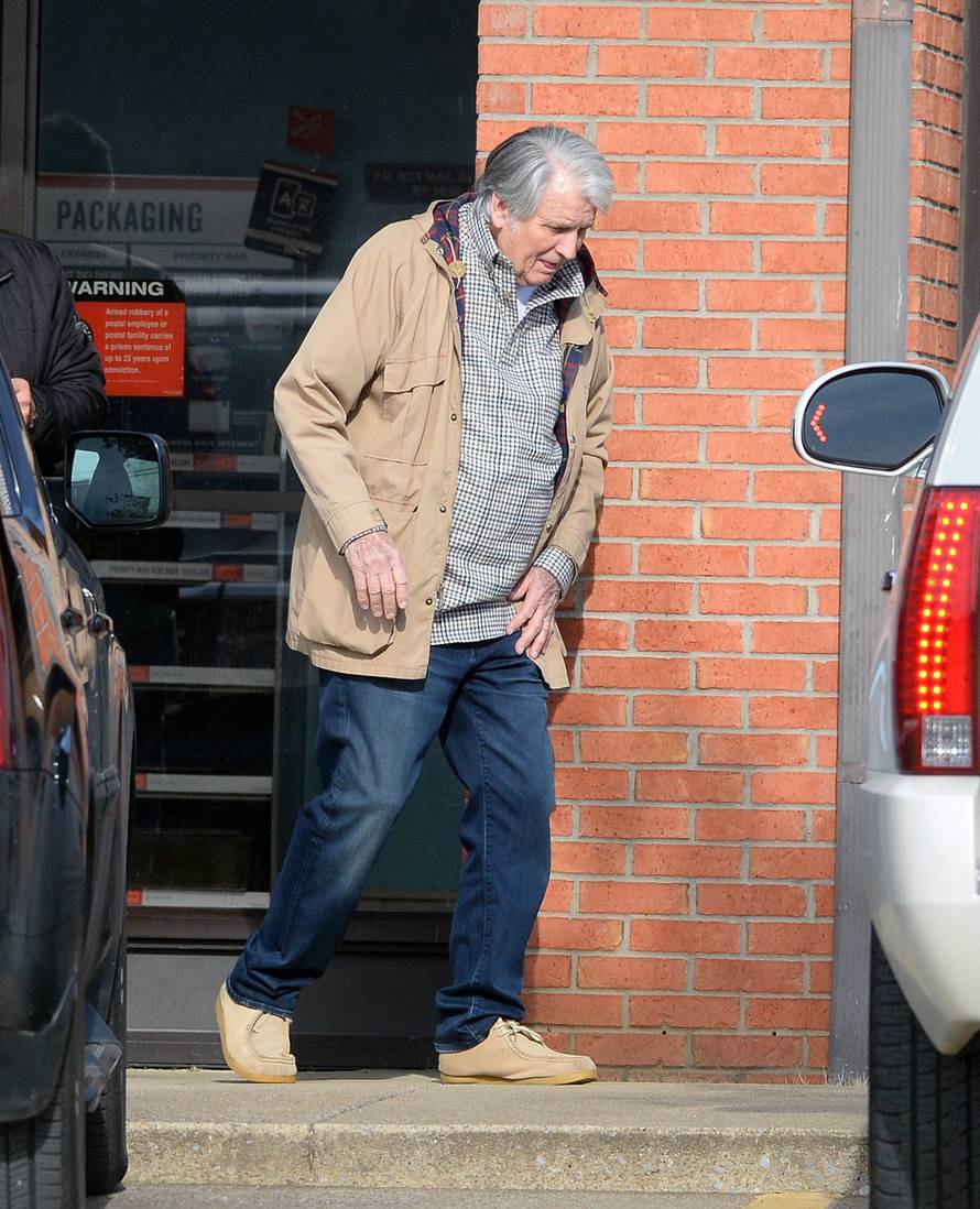 EXCLUSIVE: Carl Thomas Dean, Dolly Parton's Husband is Spotted For The First Time in Several Decades at a Post Office in Tennessee